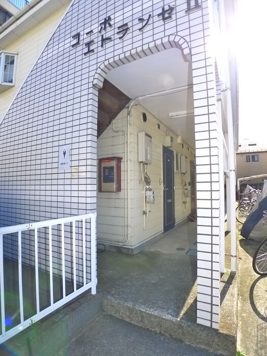 物件外観写真2　(エントランス部分)