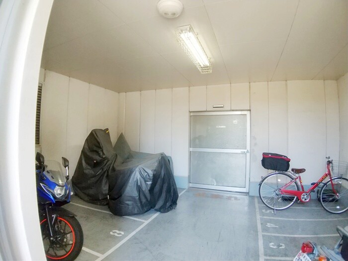 物件外観写真2　(バイク置き場)