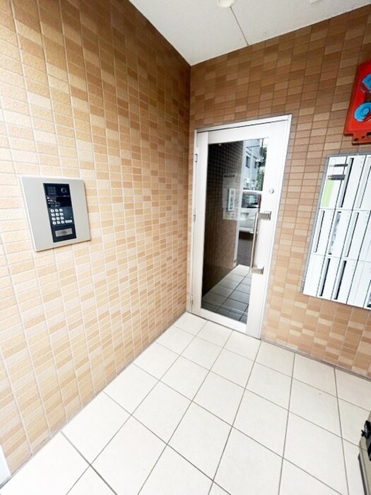 物件外観写真2　(エントランス部分)