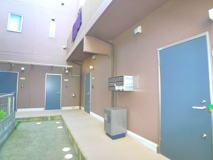 物件外観写真3　(エントランス部分)