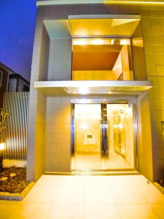 物件外観写真3　(エントランス部分)