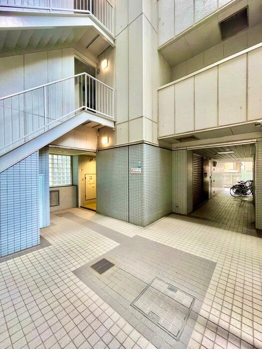 物件外観写真3　(エントランス部分)