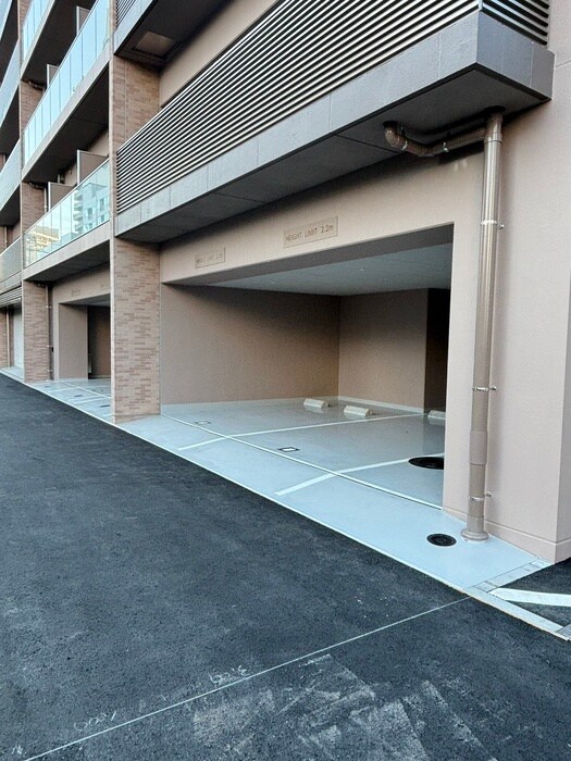 クレストコート町屋の駐車場