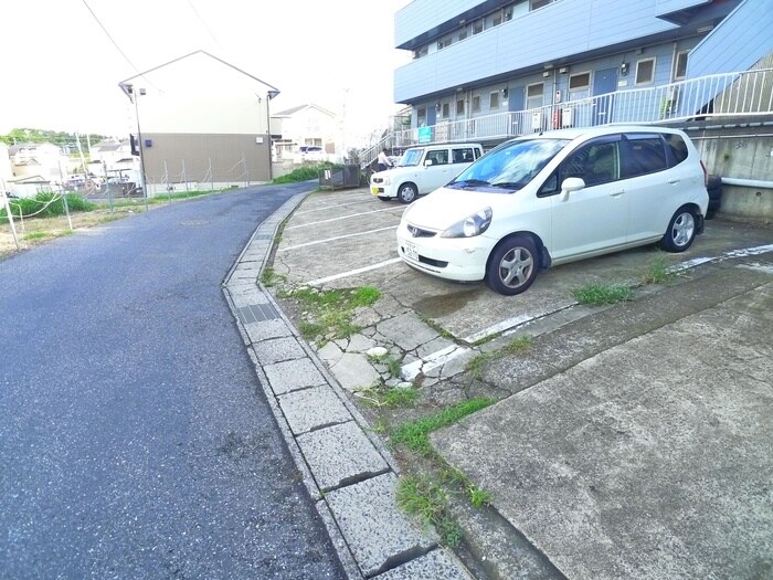物件外観写真3　(駐車場)