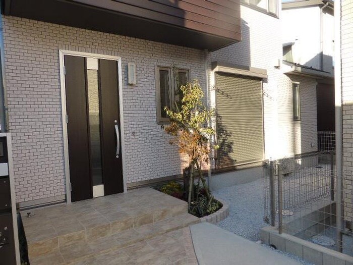 物件外観写真2　(エントランス部分)