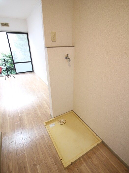 物件内観写真11　(洗濯機置場)