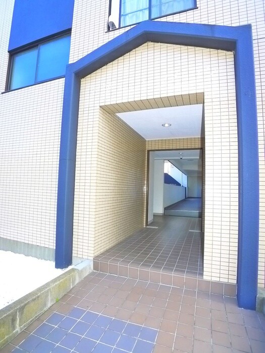 物件外観写真2　(エントランス部分)