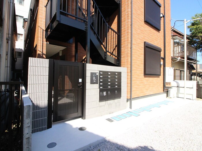 物件外観写真3　(エントランス部分)