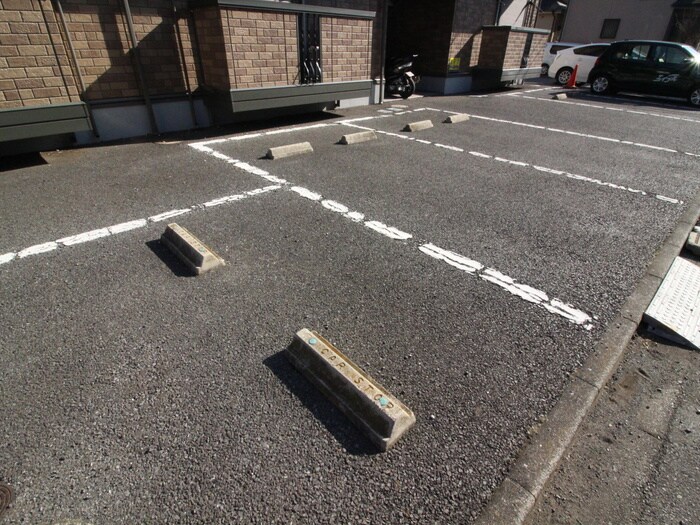 物件外観写真4　(駐車場)