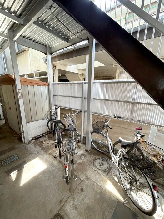 物件外観写真4　(駐輪場)