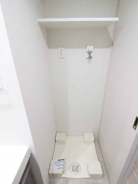 物件内観写真16　(洗濯機置場)