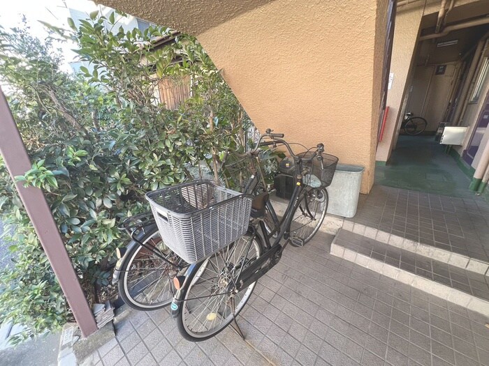 物件外観写真4　(駐輪場)