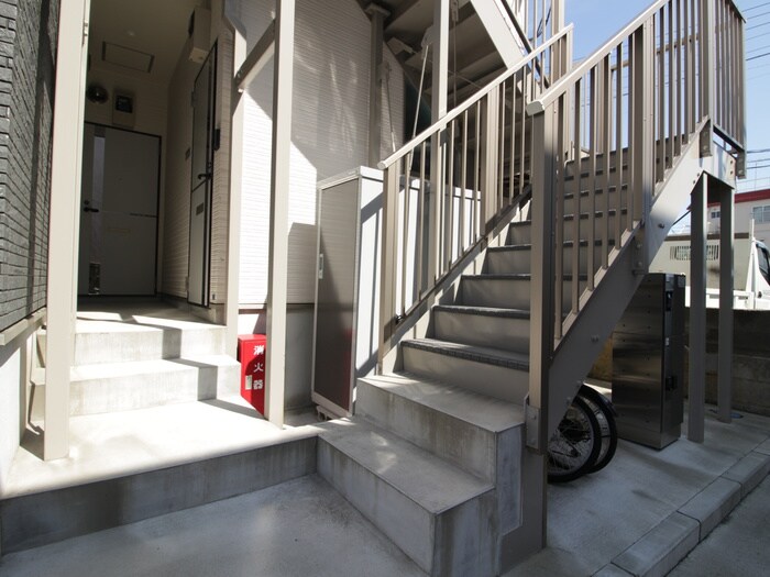 物件外観写真2　(エントランス部分)