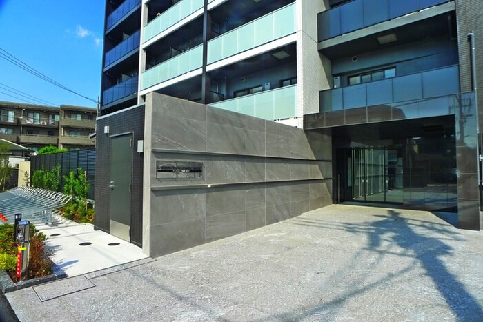 物件外観写真2　(エントランス部分)