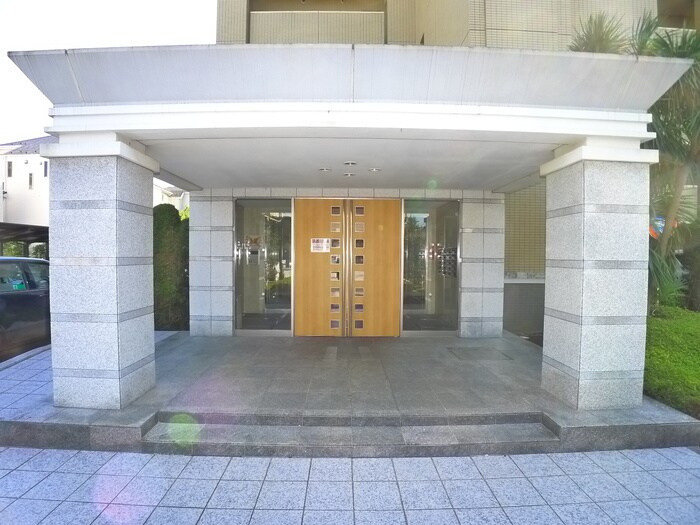 物件外観写真2　(エントランス部分)