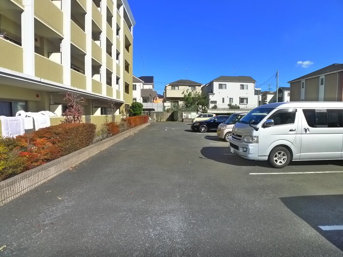 物件外観写真6　(駐車場)