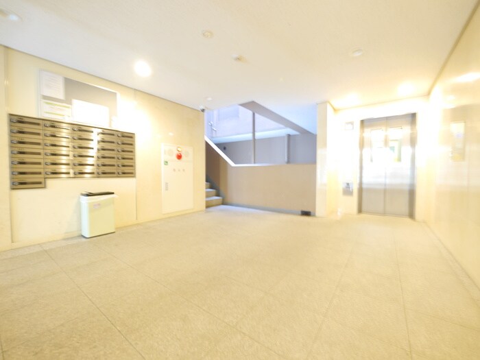 物件外観写真4　(エントランス部分)