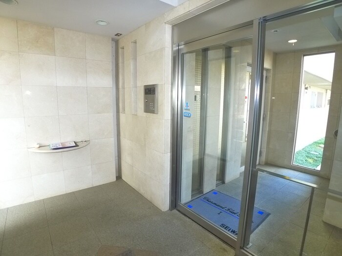 物件外観写真4　(エントランス部分)