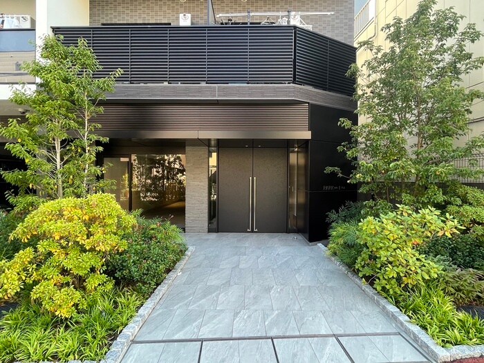 物件外観写真2　(エントランス部分)