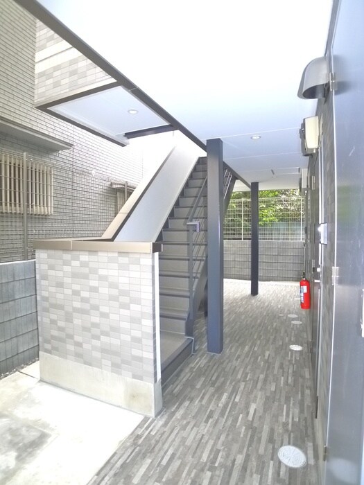 物件外観写真6　(エントランス部分)