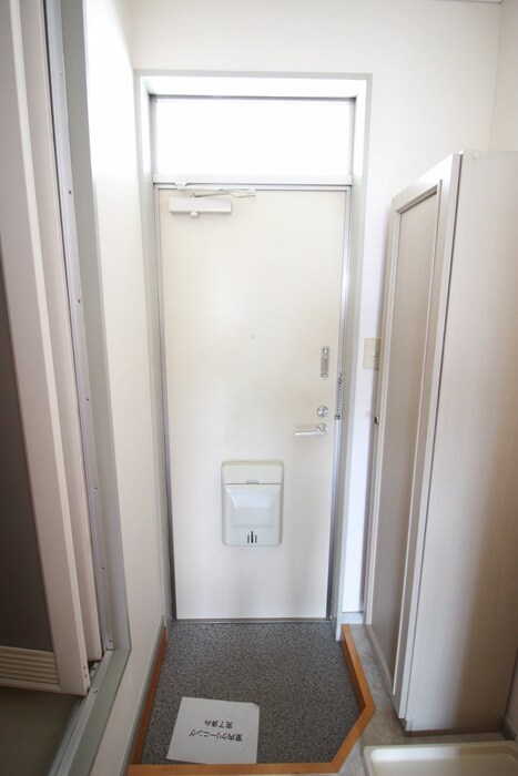 物件内観写真13　(玄関)