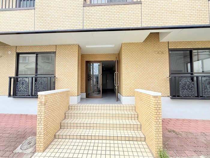 物件外観写真2　(エントランス部分)