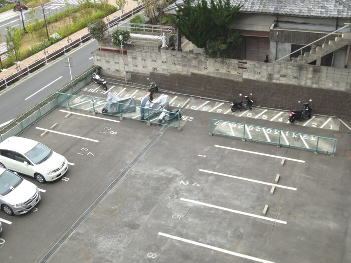 物件外観写真5　(駐車場)