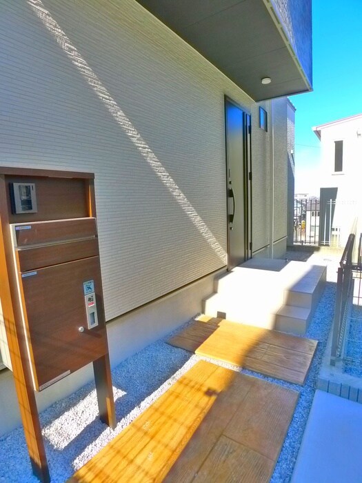 物件外観写真3　(エントランス部分)