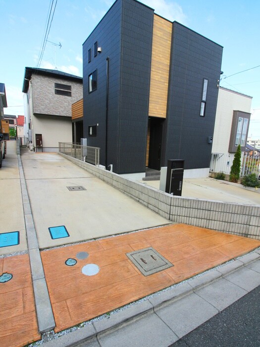 物件外観写真4　(駐車場)