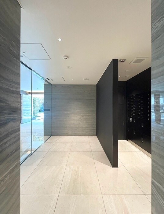 物件外観写真4　(エントランス部分)