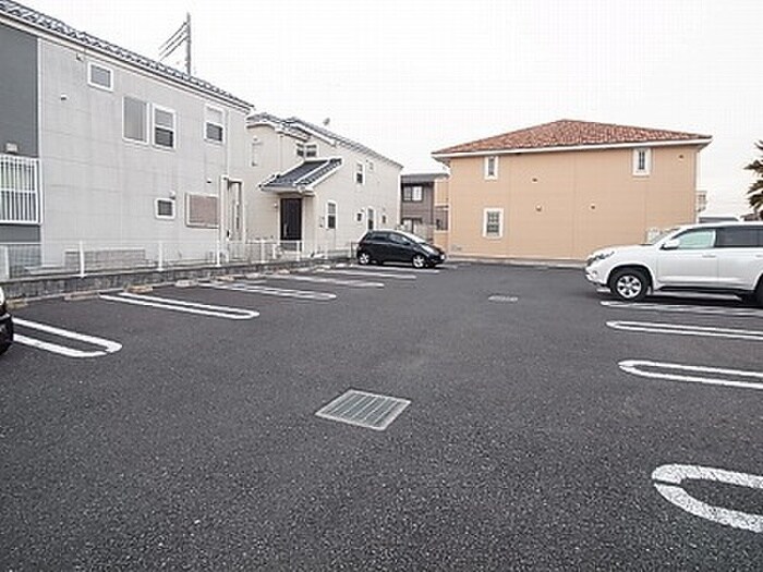 物件外観写真2　(駐車場)