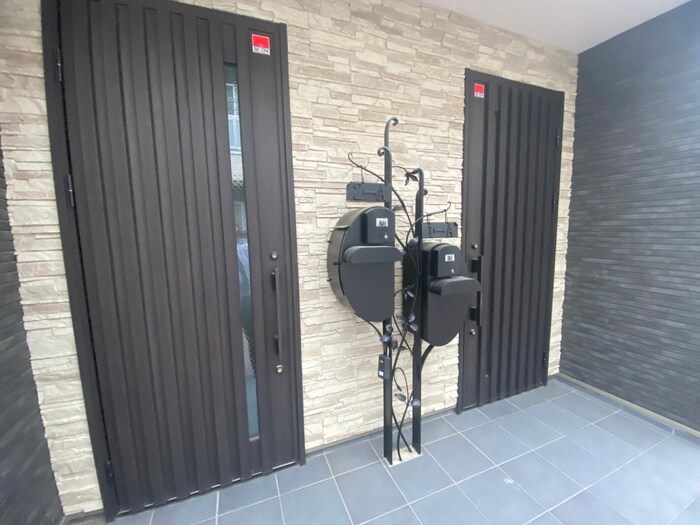 物件外観写真4　(エントランス部分)