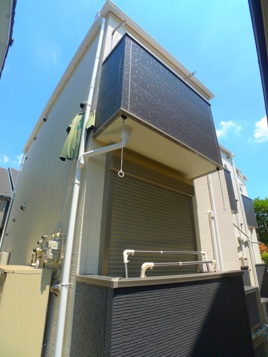 物件外観写真2　(エントランス部分)