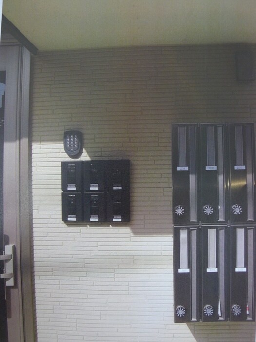 物件外観写真4　(エントランス部分)