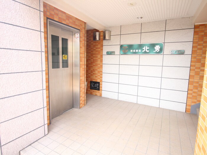 物件外観写真2　(エントランス部分)