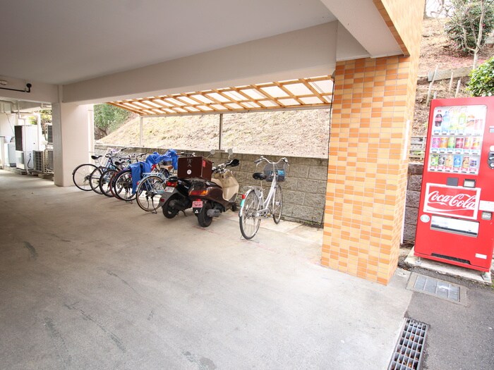 物件外観写真4　(駐輪場)