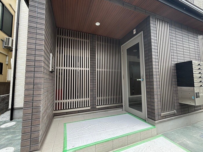 物件外観写真4　(エントランス部分)