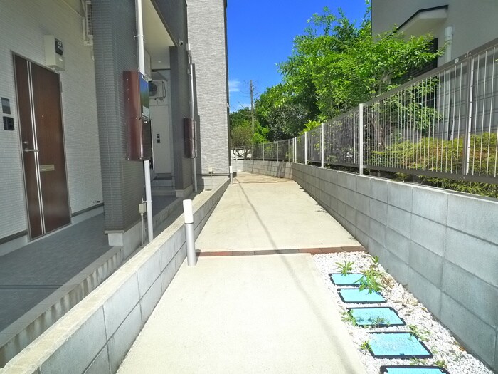 物件外観写真3　(エントランス部分)