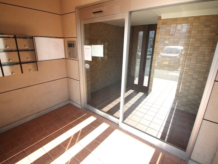 物件外観写真3　(エントランス部分)
