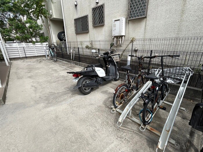 物件外観写真4　(駐輪場)