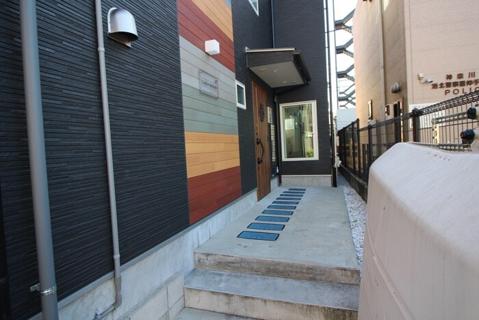 物件外観写真6　(エントランス部分)