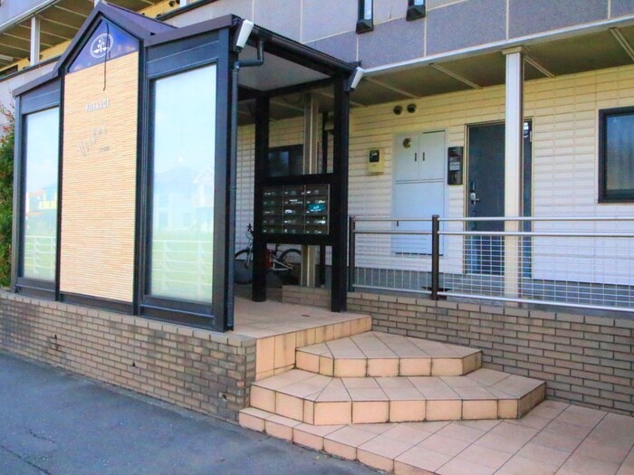 物件外観写真3　(エントランス部分)