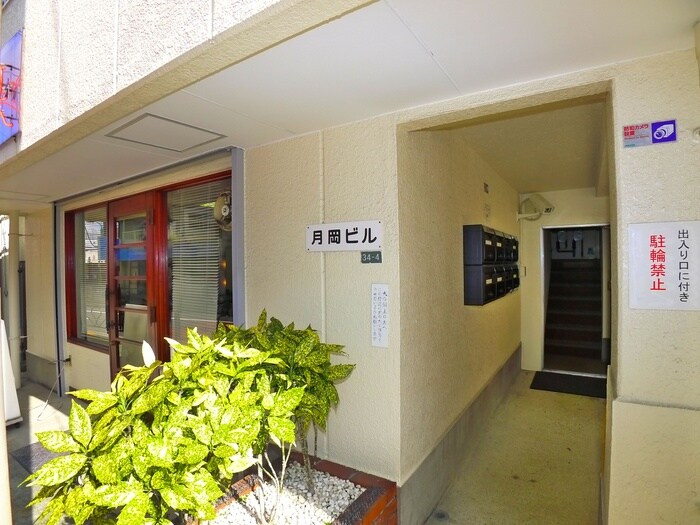 物件外観写真3　(エントランス部分)