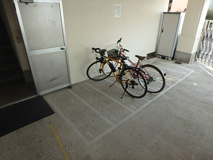 物件外観写真4　(駐輪場)