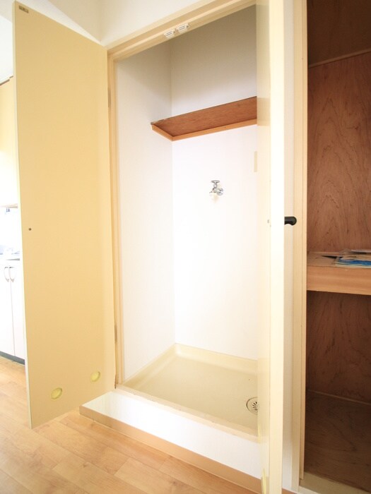 物件内観写真10　(洗濯機置場)