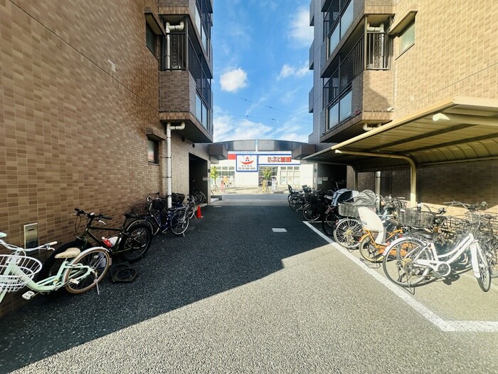 物件外観写真4　(駐輪場)