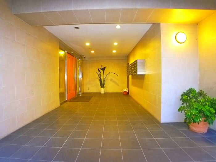 物件外観写真2　(エントランス部分)