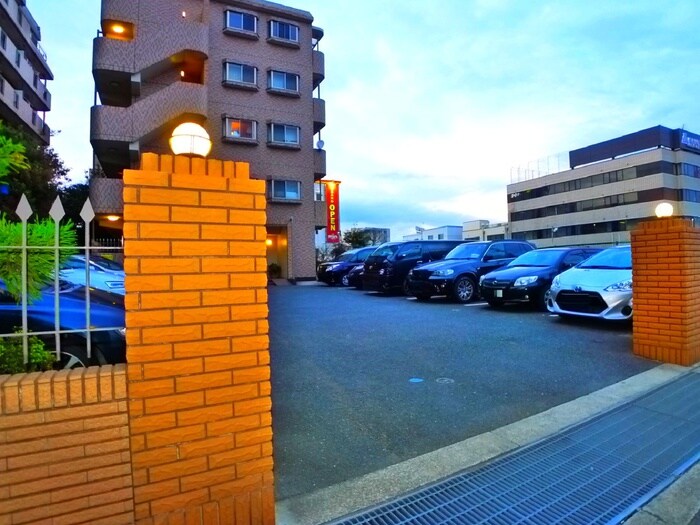 物件外観写真4　(駐車場)