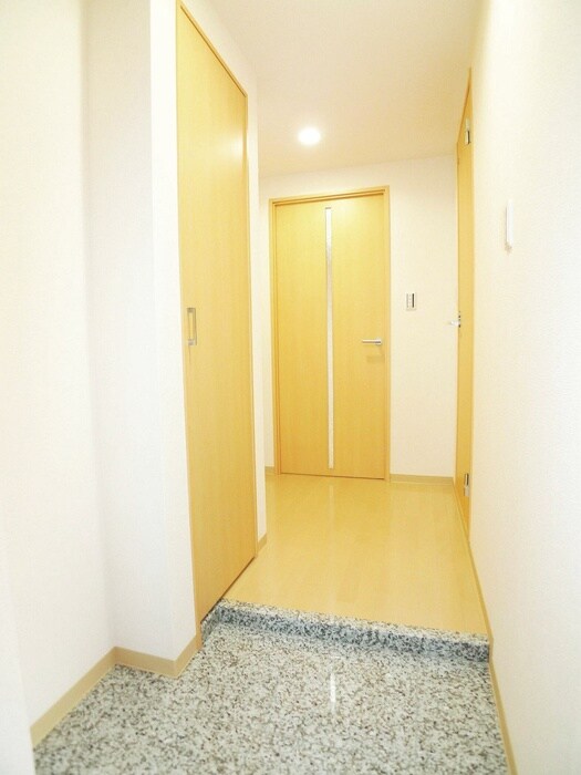 物件内観写真9　(玄関)