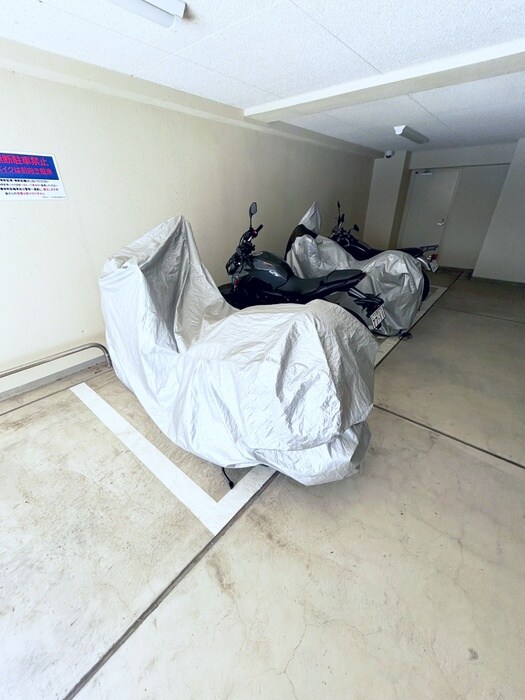 物件外観写真6　(バイク置き場)